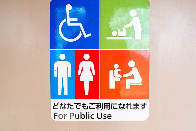 男女共用のトイレで女性が用を足している瞬間に遭遇